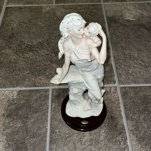 Vintage Giuseppe Armani soft kiss sculpture